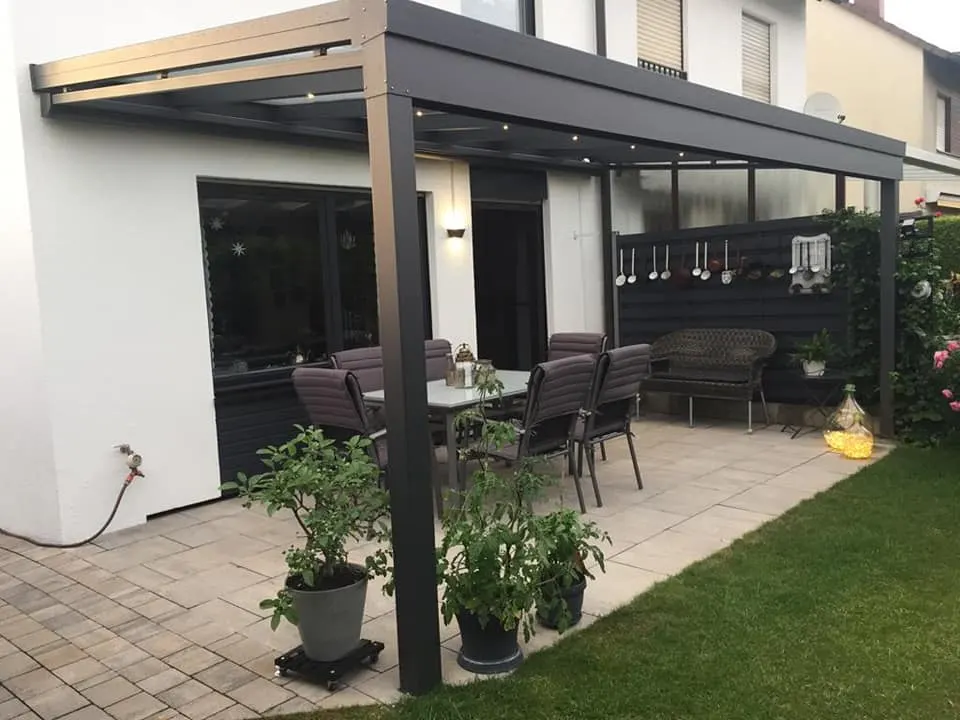 Terrassenüberdachung am Abend