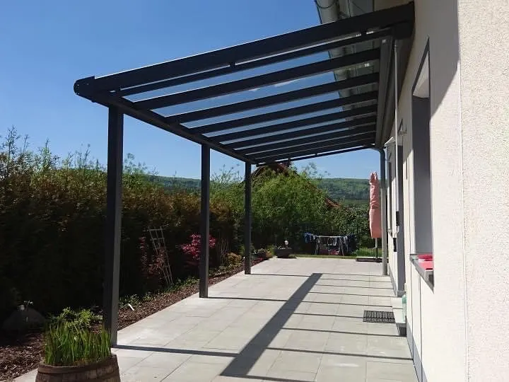 Aluminium-Terrassenüberdachung mit Glasdach